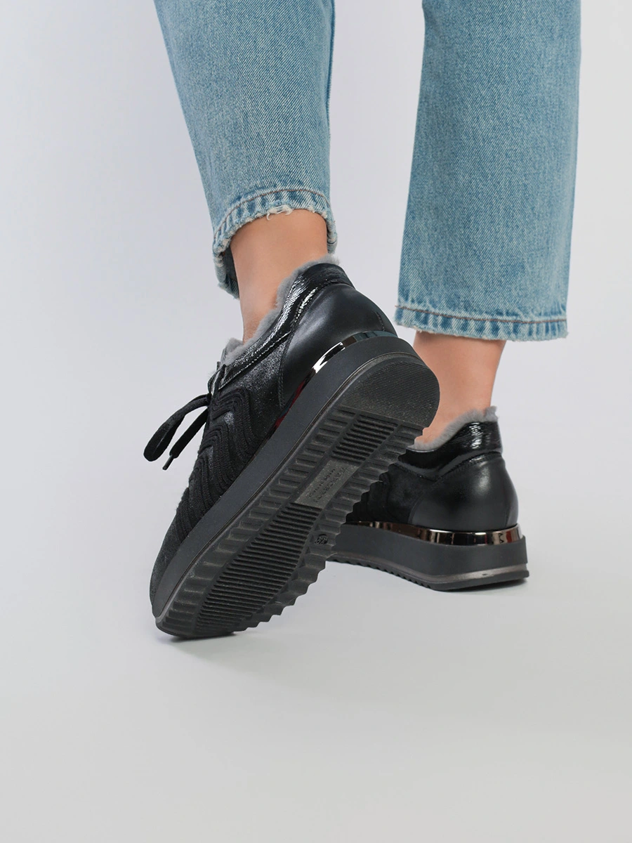 Кроссовки черного цвета с аппликацией